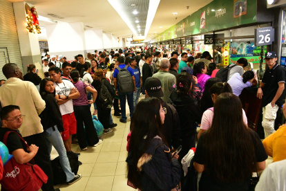 La terminal terrestre lució con muchos visitantes durante el feriado.
