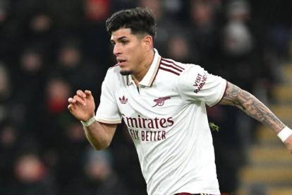 Hincapié no rota, sostiene: el ecuatoriano que eleva al Arsenal.