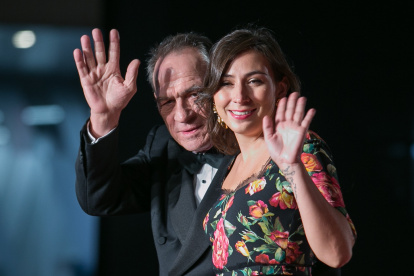 El actor y director estadounidense y presidente del jurado de la competición internacional, Tommy Lee Jones, y su hija Victoria Jones asisten a la inauguración del 30.º Festival Internacional de Cine de Tokio (TIFF), en Tokio, Japón, el 25 de octubre de 2017.