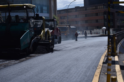 La intervención vial se ejecuta por etapas, con cierres parciales y desvíos planificados para mantener la movilidad diaria.