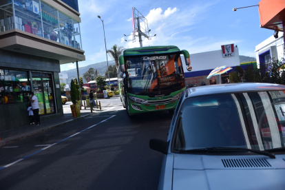 Caso. Buses hacen maniobras para evitar chocarse con los vehículos que están estacionados en la zona azul de la calle Eugenio Espejo en Tumbaco.