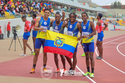 El equipo de posta (4x400), integrado por Francisco Tejeda (i), Katriel Angulo, Anderson Marquínez e Ian Pata, logró coronarse en los Bolivarianos 2025.