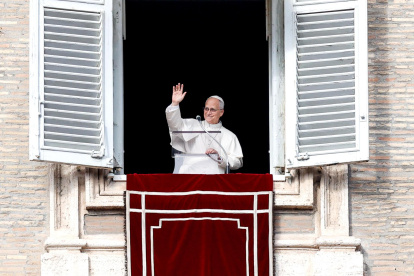 El papa León XIV desde la ventana del Palacio Apostólico haciendo un llamado a la paz y el bienestar del pueblo venezolano.
