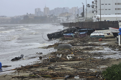 FOTODELDÍA - ALGECIRAS (CÁDIZ), 04/01/2026.- Aspecto que presentaba la playa del Rinconcillo en Algeciras (Cádiz) después de las fuertes lluvias que esta dejando la borrasca Francis hoy domingo a su paso por el Campo de Gibraltar. EFE/A.Carrasco Ragel.