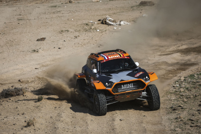 El belga Guillaume de Mevius y el francés Mathieu Baume en el interior de su vehículo durante la primera etapa del rally Dakar.