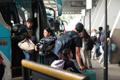 Terminal. La terminal terrestre lució llena gran parte del día. Los viajeros retomarán sus actividades.