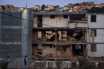 Fotografía que muestra un edificio afectado por un explosivo, este domingo en Catia La Mar (Venezuela).