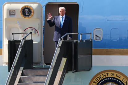 Donald Trump regresa a Washington tras advertir a gobiernos latinoamericanos por la captura de Maduro.