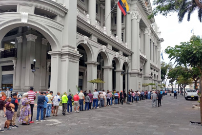 Escena. Largas filas en los exteriores del Palacio Municipal de Guayaquil.