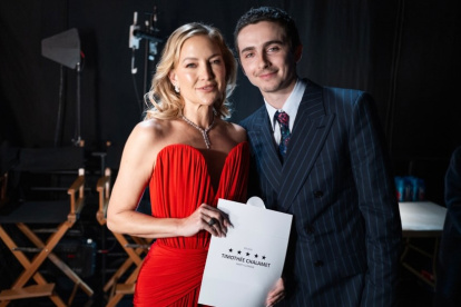 kate Hudson junto a Timothée Chalamet después de entregarle su estatuilla a mejor actor actor por su papel en "Marty Supreme".