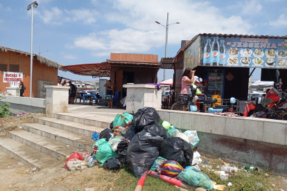 Cerca de algunos comedores en Playas hubo basura acumulada. Apenas tres camiones recolectores recorrieron todo el cantón.