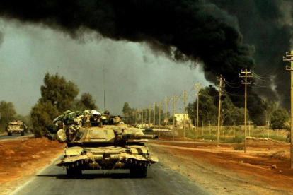Blindados avanzan entre el humo del conflicto en Irak