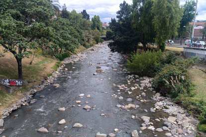 El caudal del río Tomebamba bordea el nivel de estiaje con un caudal de 2.2 metros cúbicos por segundo.