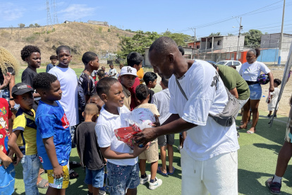 Ismael Nazareno padre del jugador Miguel a finales del diciembre del 2025 recibió apoyo de pelotas para los chicos de Socio Vivienda 2.