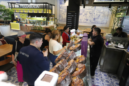 Clientes haciendo fila para comprar una rosca de Reyes en Nicole Pastry Arts, en el Mall de Sol.