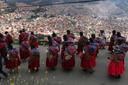 Integrantes de organizaciones sociales participan en una marcha convocada por la Central Obrera Boliviana (COB) este 5 de enero de 2026, en La Paz (Bolivia).