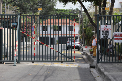 Referencial Hay rejas en la mayoría de barrios de Guayaquil. Muchos de ellas aún no están regularizados