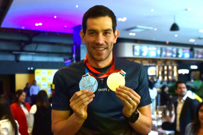 Esteban Enderica con algunas de las medallas que ganó en los Juegos Bolivarianos, que fueron el cierre perfecto de una positiva temporada 2025.