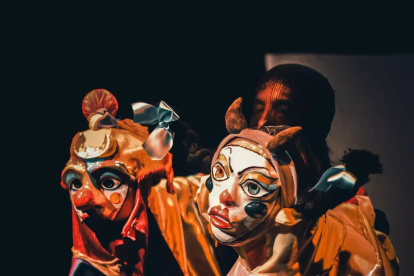 La primera propuesta se articula a partir del uso de la máscara, la música y el movimiento.