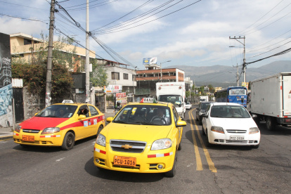 Instalación. El adhesivo electrónico será visible para el control en Quito y se entregará en la revisión vehicular.