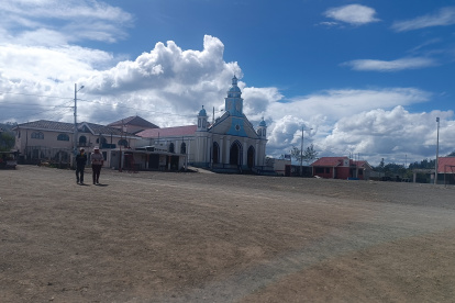 Abandono. La plaza central de Narancay Alto se mantiene con piso de tierra, luce abandonada y con basura.