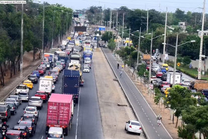 Largas filas de vehículos se evidenciaron en la vía a la costa, en sentido hacia la avenida del Bombero, la tarde de este lunes 5 de enero.
