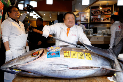 Kiyoshi Kimura antes de cortar un atún rojo de 243 kilogramos que adquirió por 2.8 millones de euros.