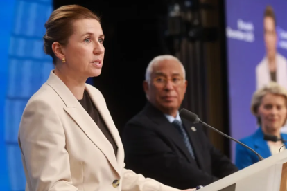 La primera ministra danesa Mette Frederiksen (L), junto al presidente del Consejo Europeo, Antonio Costa y la presidenta de la Comisión Europea, Ursula von der Leyen