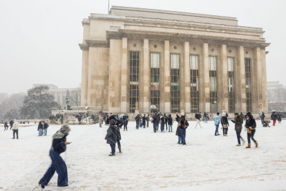 La gente camina durante una nevada cerca de la Torre Eiffel en París, Francia, el 5 de enero de 2026.