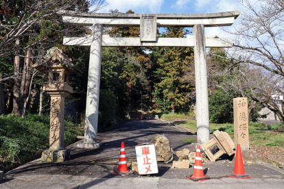 Una linterna de piedra frente a la puerta torii del Santuario Hirahama Hachimangu se derrumbó en Shimane, oeste de Japón, el 6 de enero de 2026.