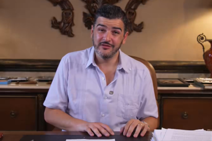 El alcalde de Guayaquil, Aquiles Álvarez, habló desde su despacho municipal.