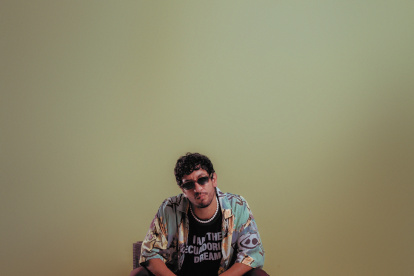 El EP del músico reúne influencias diversas: bolero, cumbia, salsa y música popular de barrio que se cruzan con diseño sonoro electrónico y rap.