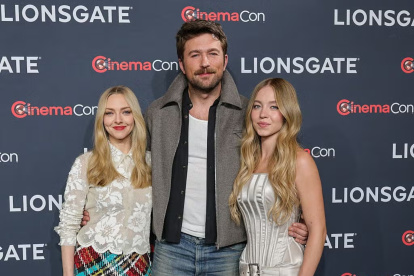 Amanda Seyfried. Brandon Sklenar y Sydney Sweeney.