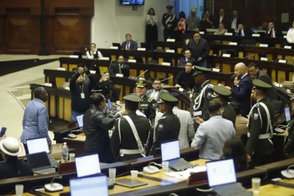 La escolta legislativa tuvo que actuar ante la tensión entre asambleístas de ADN y el correísmo.