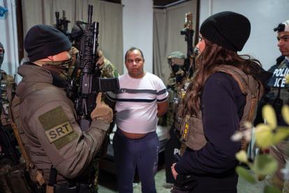 Un hombre con una orden de prisión vigente en Ecuador por un caso que investiga asesinato y violación fue capturado en Estados Unidos.