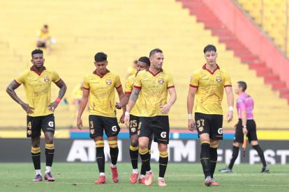 Barcelona encara una temporada 2026  con problemas económicos y una tensa relación entre el plantel y la directiva.