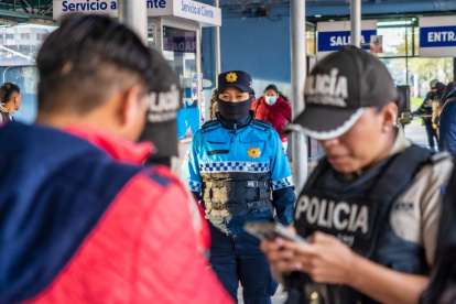 Agentes decomisan armas blancas y objetos prohibidos en estaciones de Quito.