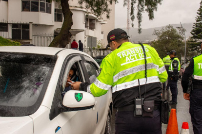 Que los vehículos porten las placas autorizadas de identificación es uno de los puntos que se revisan durante los operativos de agentes de tránsito en Ecuador.