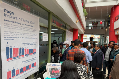 Incertidumbre. Desde temprano, quiteños forman filas para pagar y aclarar dudas sobre el impuesto predial.
