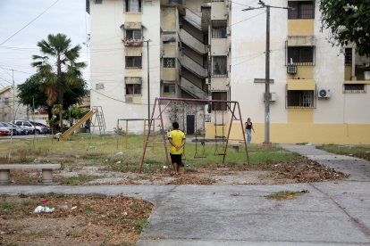 En este parque de la ciudadela La Saiba, en el sur de Guayaquil, hay juegos infantiles oxidados y vegetación seca.