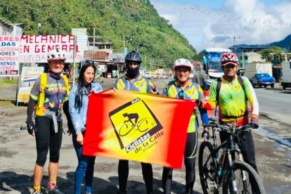 Los aventureros de Ciclistas de la Calle luego de subier al Chimborazo.
