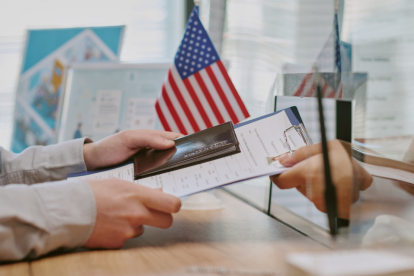 Referencial.Entrega de documentos en oficina migratoria estadounidense, en medio de nuevas restricciones para solicitantes de visa provenientes de Venezuela y Cuba.