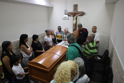 Personas asisten al velorio de Rosa Elena González este lunes 5 de enero de 2026, en Catia La Mar (Venezuela).