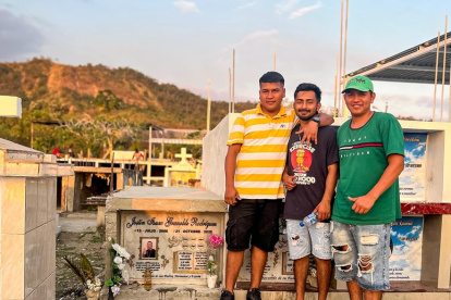 Tres de los jóvenes desaparecidos yendo a la provincia de Santa Elena.