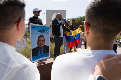 Venezolanos residentes en Quito celebran en las calles tras conocerse la captura de Nicolás Maduro, durante una manifestación convocada este sábado