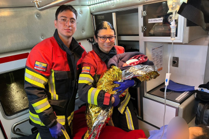 Personal del Cuerpo de Bomberos de Quito brindó atención prehospitalaria a una madre y su bebé recién nacida en Solanda.