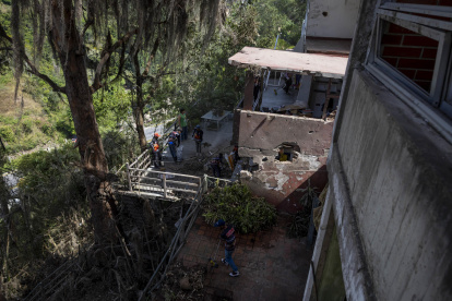 rabajadores gubernamentales limpian escombros de una casa afectada tras ataque de EE.UU., el  6 de enero de 2026, en Caracas (Venezuela).