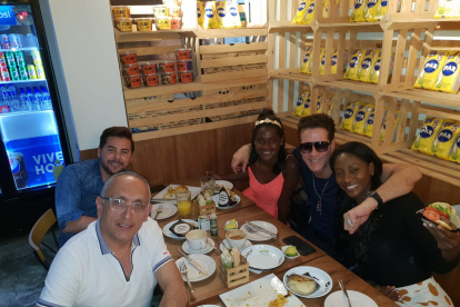 Marco con Fernando Carrillo y grupo de amigos en México.