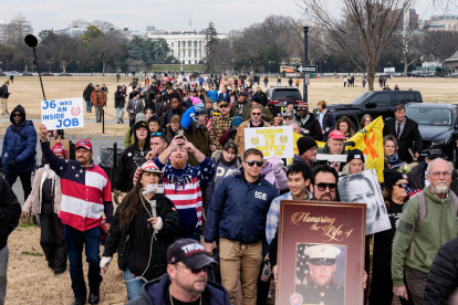 Indultados por los disturbios y sus simpatizantes se congregan en la explanada, frente a la Casa Blanca, en Washington, el 6 de enero de 2026.