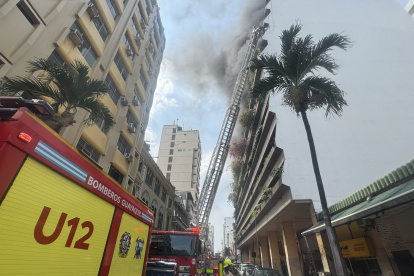Incendio en edificio del centro de Guayaquil moviliza siete unidades de Bomberos.